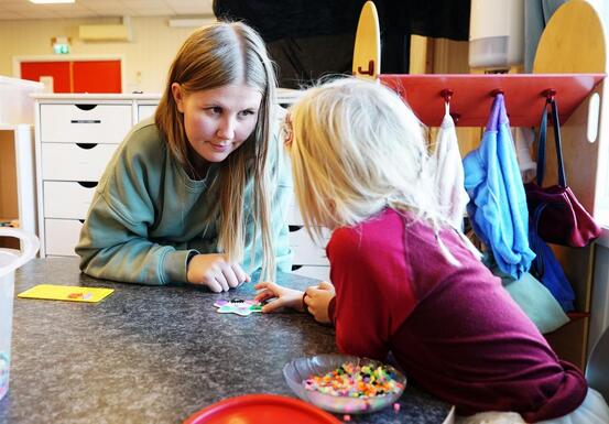 Ansatt og barn i barnehage