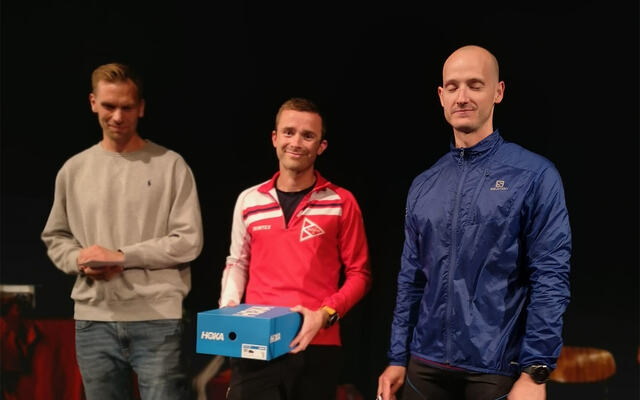Tommy Bangjord Hove (midten) vant 10 kilometeren foran Per-Christian Pedersen (til venstre) og Kenneth Rise. (Foto: arrangøren)