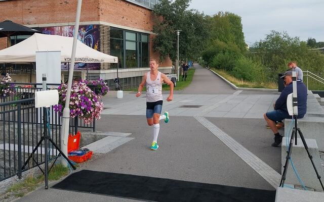 Etter neste bare andreplasser i vårens løp var Jarle Marvik førstemann i mål i det 6. løpet i Kongsvingerkarusellen. (Foto fra Kongsvingerkarusellens facebookside)