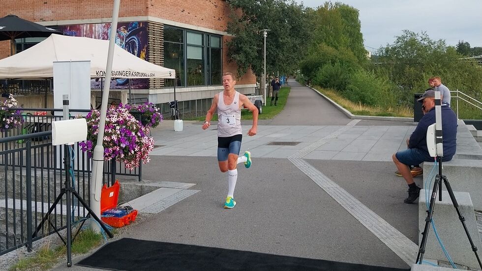 Etter neste bare andreplasser i vårens løp var Jarle Marvik førstemann i mål i det 6. løpet i Kongsvingerkarusellen. (Foto fra Kongsvingerkarusellens facebookside)