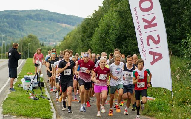 Tidenes klart største felt med 54 løpere la avgårde fra ASKO i Brumunddal tirsdag. (Foto: Kristian Dillerud)