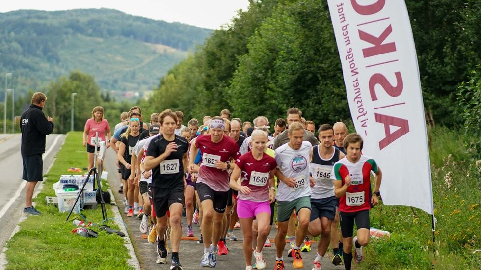 Tidenes klart største felt med 54 løpere la avgårde fra ASKO i Brumunddal tirsdag. (Foto: Kristian Dillerud)