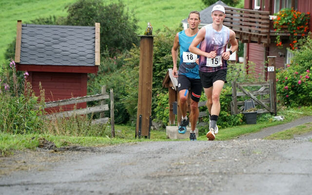 Fra Langleden i fjor der Simen Teigum Slettede fra Skjåk IL (15) ble vinner med tiden 2:09:54, 22 sekunder foran Lars Berger fra Øyer-Tretten IF med startnummer 18.