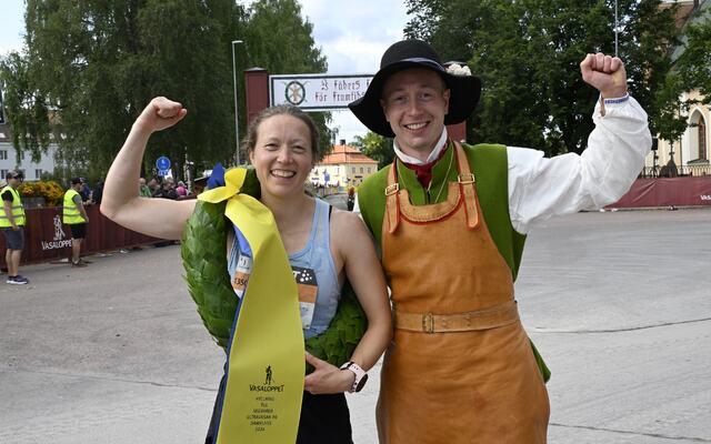 Laila Kveli med kransmasen Gustav Johnsson etter dagens seier i Ultravasan 90. (Foto: Vasaloppet)