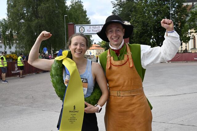 Laila Kveli med kransmasen Gustav Johnsson eter dagens seier i Ultravasan 90. (Foto: Vasaloppet)