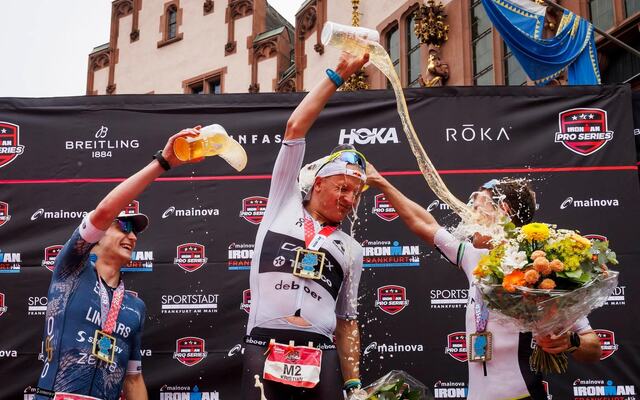 Kristian Blummenfelt kunne feire sammen med britene Kieran Lindars (til venstre)og Gregory Barnaby i Frankfurt søndag. (Foto: Ironman Triathlons facebookside)