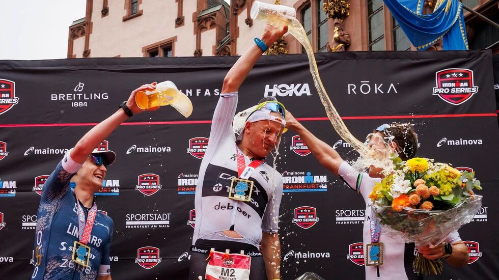 Kristian Blummenfelt kunne feire sammen med britene Kieran Lindars (til venstre)og Gregory Barnaby i Frankfurt søndag. (Foto: Ironman Triathlons facebookside)