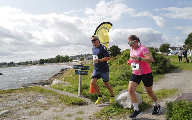 Geir og Mari Jarett-Arnesen var begge blant de 40 som valgte å løp i mosjonsklassen uten tidtaking. Det så ikke ut til å legge noen demper på løpegleden. (Foto: Kystleden Halvmaraton)