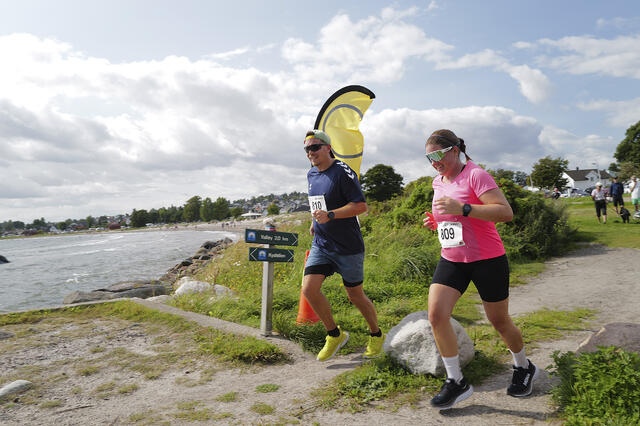 Geir og Mari Jarett-Arnesen var begge blant de 40 som valgte å løp i mosjonsklassen uten tidtaking. Det så ikke ut til å legge noen demper på løpegleden. (Foto: Kystleden Halvmaraton)