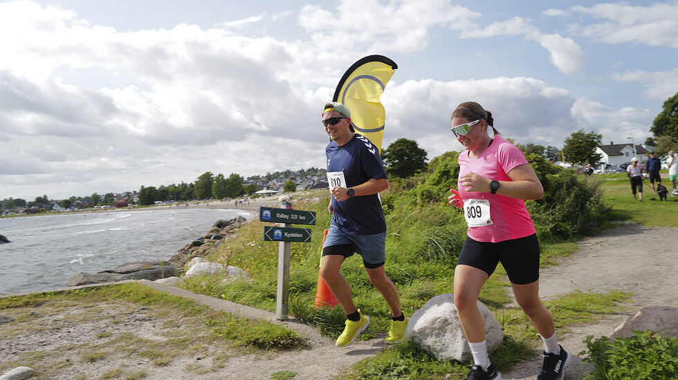 Geir og Mari Jarett-Arnesen var begge blant de 40 som valgte å løp i mosjonsklassen uten tidtaking. Det så ikke ut til å legge noen demper på løpegleden. (Foto: Kystleden Halvmaraton)