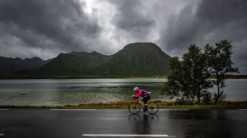 Som i alle andre triatlonkonkurranser så må det både svømmes, sykles og løpes i Lofoten Triathlon. Men naturen er mer dramatisk i dette. (Alle foto: Kai-Otto Melau)