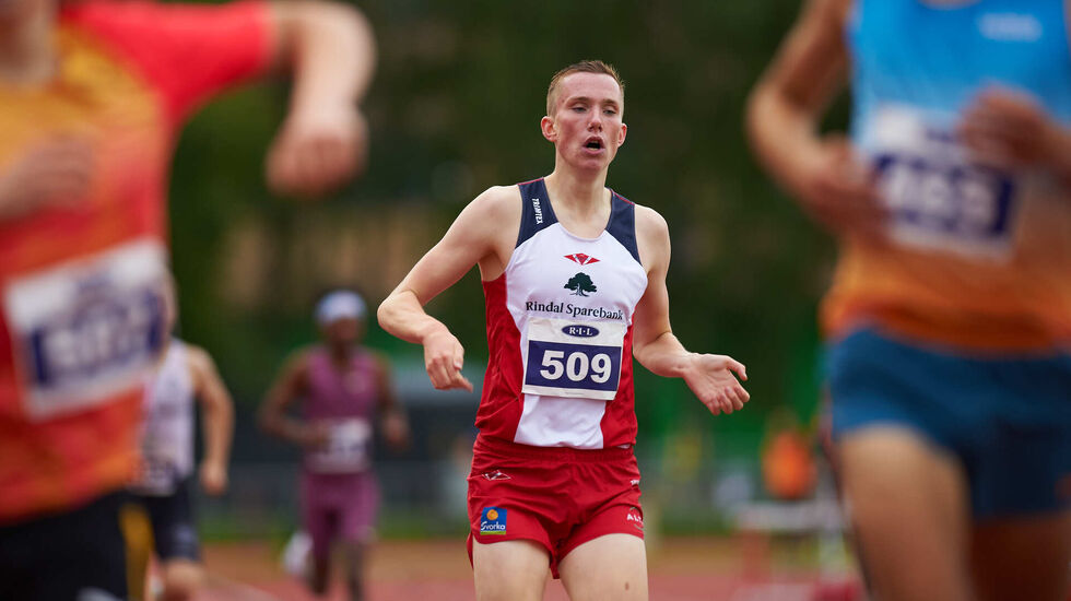 Magnus Øyen perset med to sekunder på 1500 meter under elitestevnet på Øya onsdag. Med 3.43,60 er han nummer tre på distansen gjennom alle tider i gutter 17 sekundet bak Håkon Moe Berg (18). (Foto: Helge Langen)
