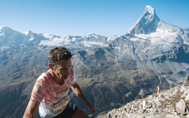 Vinner ble en lokal løper fra Zermatt, Martin Anthamatten. Han ble nummer fire i 2019 og nummer to i 2021. I år var han fast bestemt på å ta hjem seieren. Her ser vi det ikoniske fjellet Matterhorn i bakgrunnen. (Foto: Antton Guaresti)