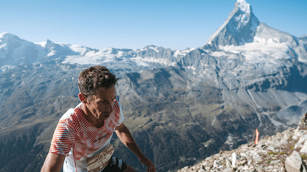 Vinner ble en lokal løper fra Zermatt, Martin Anthamatten. Han ble nummer fire i 2019 og nummer to i 2021. I år var han fast bestemt på å ta hjem seieren. Her ser vi det ikoniske fjellet Matterhorn i bakgrunnen. (Foto: Antton Guaresti)
