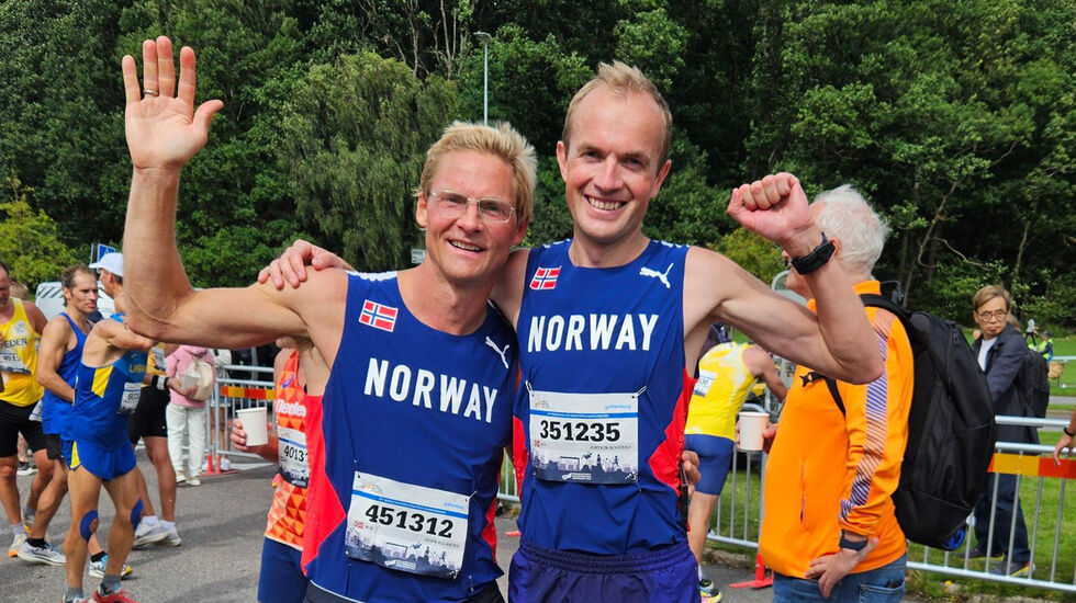Sven Kilander og Jostein Rogstad etter halvmaraton. (Foto: Privat / Jostein Rogstad)