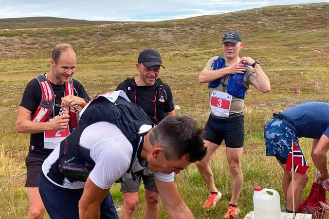 Løpere fyller opp lagrene på Reinbukkelvhytta. (Foto: Anita Bakken)