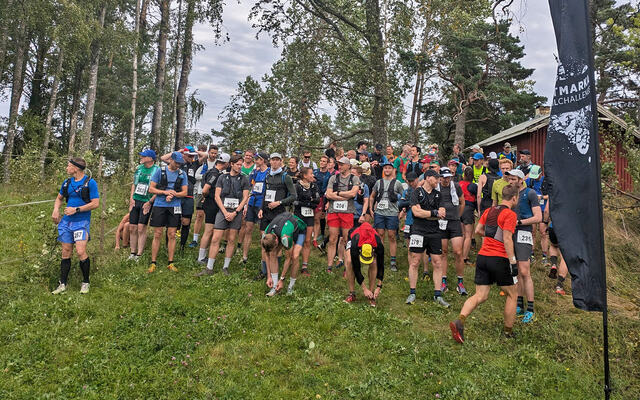 Starten går for 2024-utgaven av Østmarka Trail Challenge - Flyktningeruta. Løypa bød på våte forhold denne gangen. (Foto: Arrangøren)