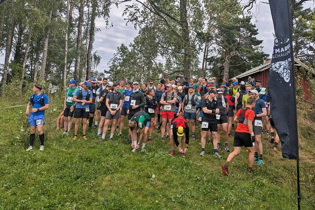 Starten går for 2024-utgaven av Østmarka Trail Challenge - Flyktningeruta. Løypa bød på våte forhold denne gangen. (Foto: Arrangøren)
