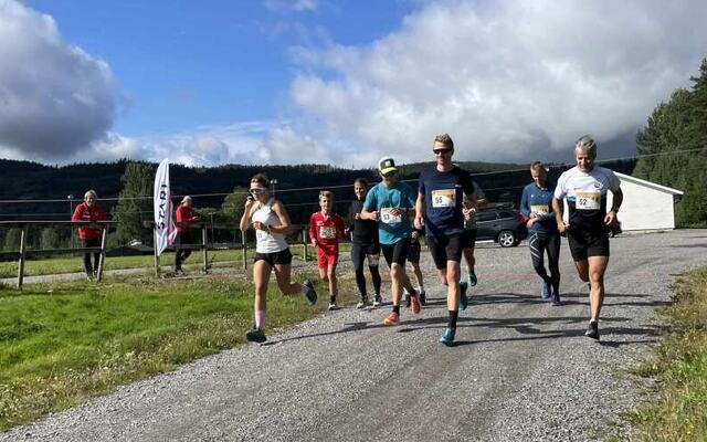 Åtte aktive stilte på fellesstarten på Oppstad Idrettsplass søndag. (Foto: Oppstad IL)