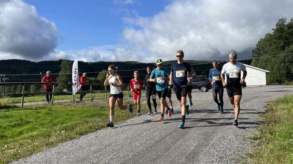 Åtte aktive stilte på fellesstarten på Oppstad Idrettsplass søndag. (Foto: Oppstad IL)