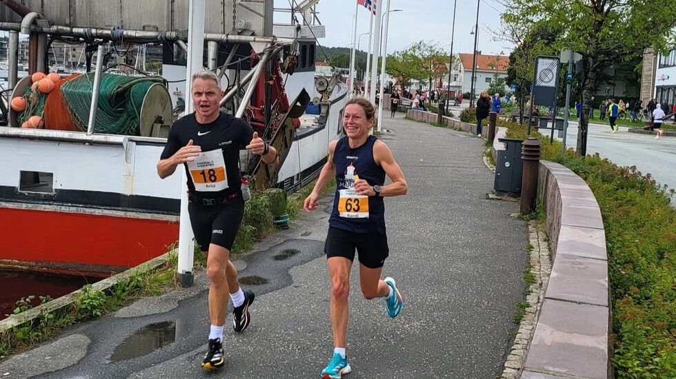 Randi Marie Dyrkolbotn løp sammen med Arild Throne inn til ny rekord i den nye rundløypa i Mandalsmaraton. (Foto fra  Mandalsmaratons facebookside)