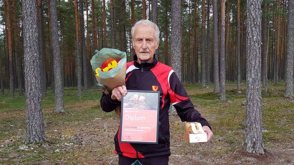 Einar Stensby fikk diplom og blomster for 700 bedrift o-løp av 706 løp siden statistikken begynte i 1988. (Foto: Stein Arne Negård)
