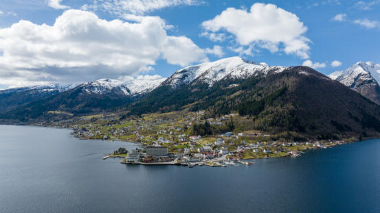 Luftfoto av Sognefjorden sett mot Balestrand
