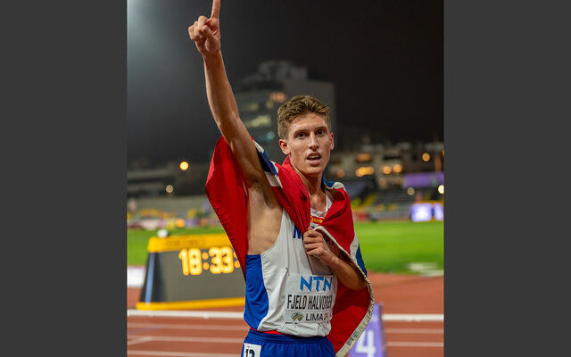 Andreas Fjeld Halvorsen tok seieren i finalen på 3000 meter, og skaffet den første norske medaljen i U20-VM. Vi fikk altså en norsk verdensmester.(Foto: Einar Børve)