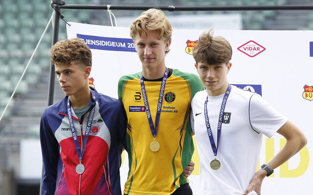 Premiepallen i G17 på 3000 meter. Fra venstre: Lukas Bruncic, Philip Gulbrandsen og Aron Mathisen Askim (Foto: Dag Egil Eliassen)