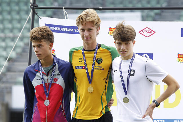Premiepallen i G17 på 3000 meter. Fra venstre: Lukas Bruncic, Philip Gulbrandsen og Aron Mathisen Askim (Foto: Dag Egil Eliassen)