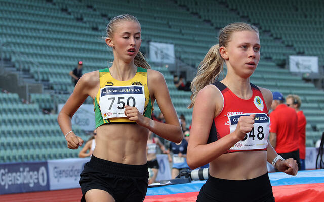 Det var ikke noen overraskelse at Wilma Anna Bekkemoen Torbiörnsson vant 3000 meteren i klasse J17. Heller ikke at Mathea Lægran ble nummer to. (Foto: Torbjørn Fjellheim)