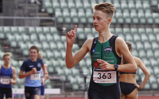 Emanuel Aarseth fra Jølster IL kan juble for sin første UM-tittel. (foto: Torbjørn Fjellheim)