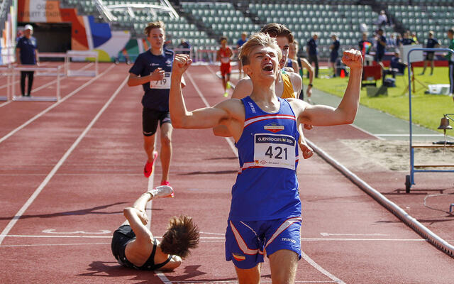 Sverre Hansen Munkvold kan juble over UM-tittelen på 800 meter i klasse G15. (Foto: Torbjørn Fjellheim)