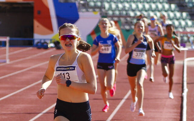 Amanda Rørvik syntes det smakte ekstra godt å ta seieren på 800 meter i J16. (foto: Torbjørn Fjellheim)