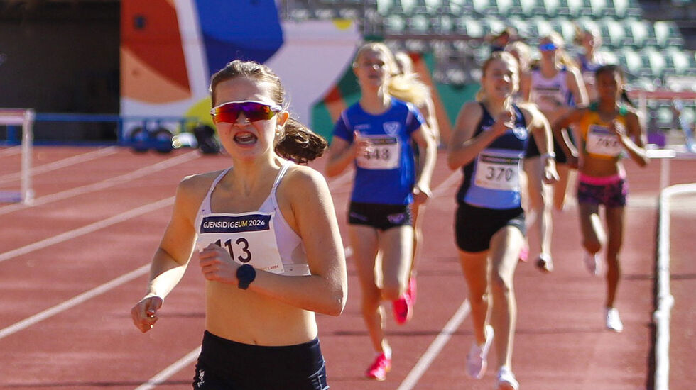 Amanda Rørvik syntes det smakte ekstra godt å ta seieren på 800 meter i J16. (foto: Torbjørn Fjellheim)