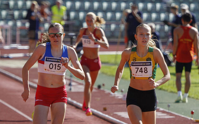 Ronja Malene Indrearne og Tuva Anna Isabell Forsbacka kjempet hardt og jevnt om seieren på 800 meter i den yngste jenteklassen i UM. (foto: Torbjørn Fjellheim)