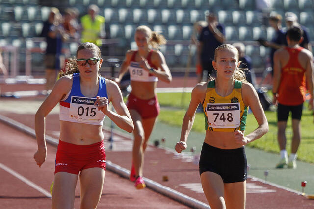 Ronja Malene Indrearne og Tuva Anna Isabell Forsbacka kjempet hardt og jevnt om seieren på 800 meter i den yngste jenteklassen i UM. (foto: Torbjørn Fjellheim)