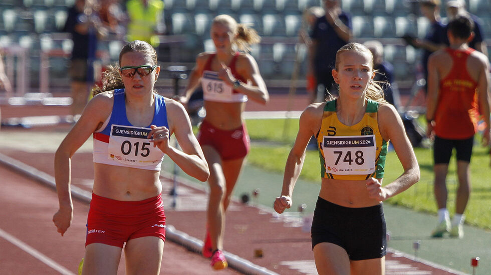 Ronja Malene Indrearne og Tuva Anna Isabell Forsbacka kjempet hardt og jevnt om seieren på 800 meter i den yngste jenteklassen i UM. (foto: Torbjørn Fjellheim)