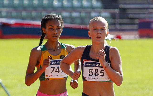 Venus Abraham Teffera og Tuva Alme var ganske jevne på 3000 meter i UM. (Foto: Torbjørn Fjellheim)