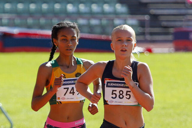 Venus Abraham Teffera og Tuva Alme var ganske jevne på 3000 meter i UM. (Foto: Torbjørn Fjellheim)