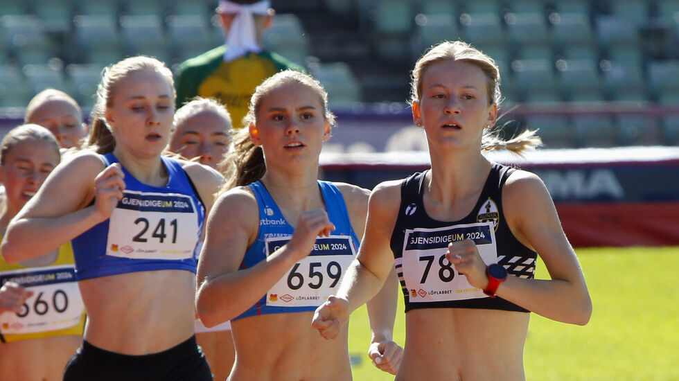 Selma Alison Boesen Skisaker fra Runar IL gikk rett i front fra start. Mari Skraastad og Vilde-Sofie Torvund må bare henge seg på. (Foto: Torbjørn Fjellheim)