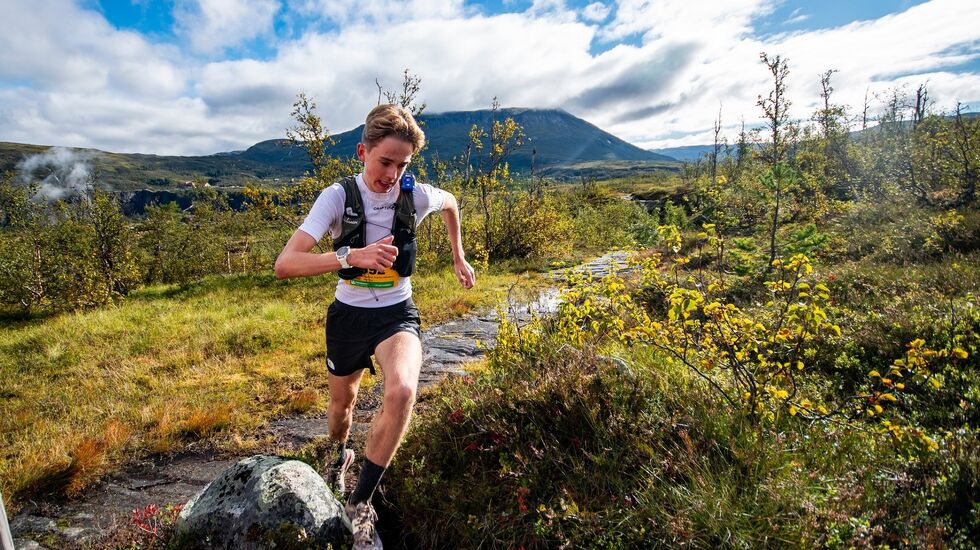 Andreas Iversen Lilleskare på vei til ny løyperekord på halvmaraton i Dynafit Hardangervidda Marathon lørdag (Foto: Kai Otto Melau)