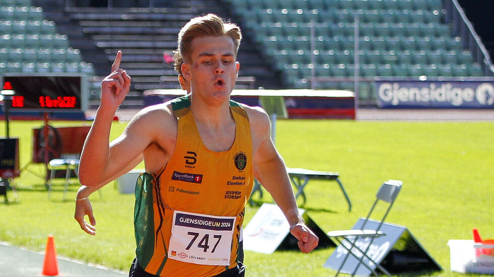 Teodor Hansen vinner det beste heatet med en god sluttspurt. (Foto: Torbjørn Fjellheim)