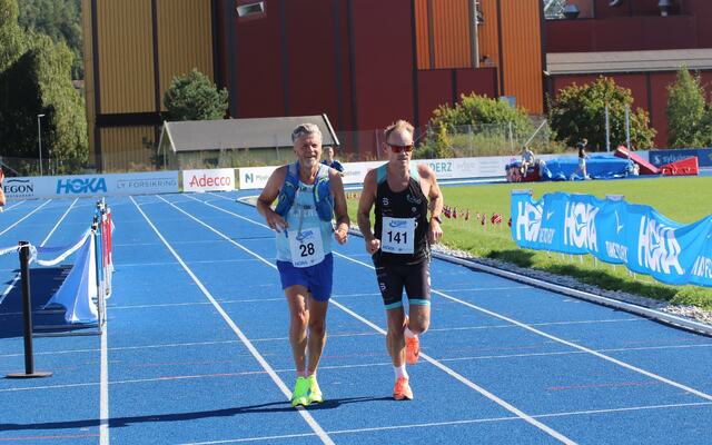 Cato Thunes i gang med de første 10K på det blå dekket i Moelv sammen med løperkompisen Pål Tømmerholen. (Foto: Rolf Bakken)