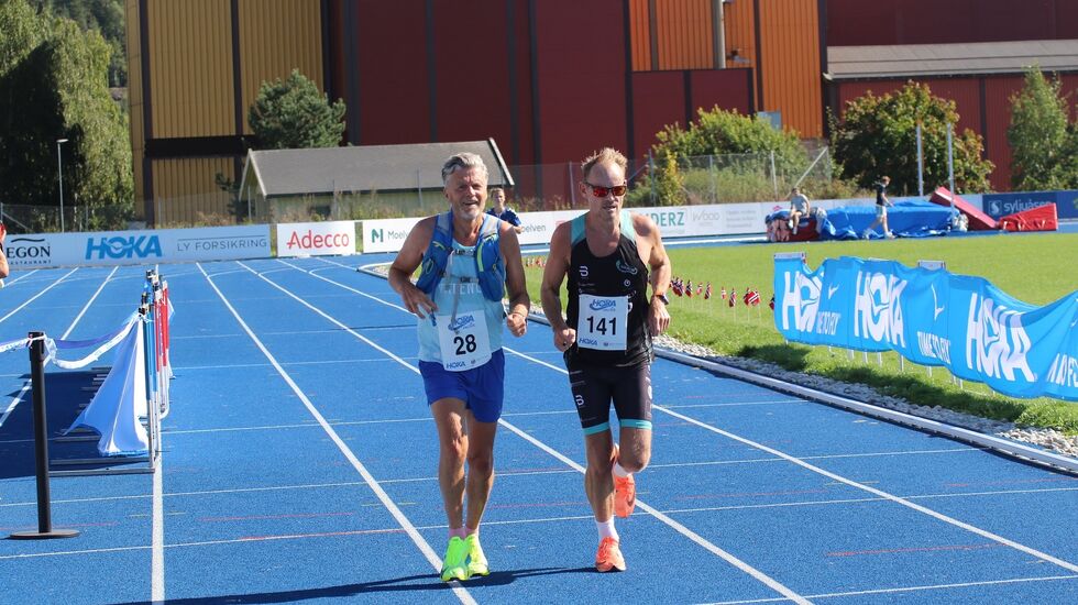 Cato Thunes i gang med de første 10K på det blå dekket i Moelv sammen med løperkompisen Pål Tømmerholen. (Foto: Rolf Bakken)