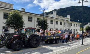 Traktor med hengar i pridetoget.