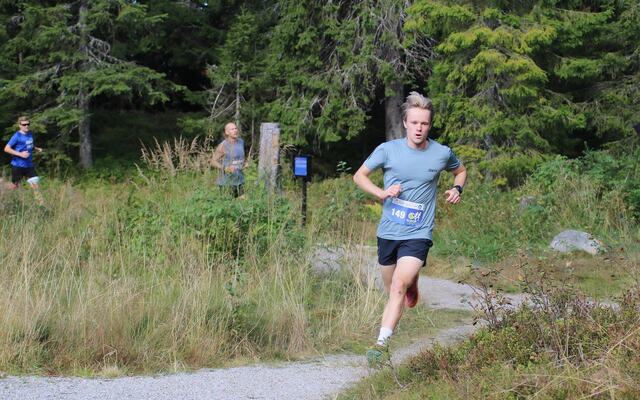 Magnus Sedeniussen tok ledelsen fra start på 10 km som han vant på suverent vis. (Foto: Rolf Bakken)