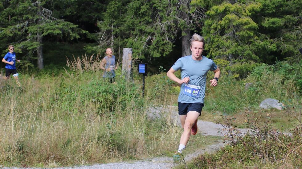Magnus Sedeniussen tok ledelsen fra start på 10 km som han vant på suverent vis. (Foto: Rolf Bakken)