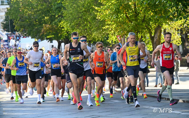 Starten går for halvmaraton. (Foto: Marianne T. Bryn)