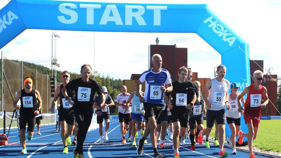 Fra starten for det tredje av fem heat med løpere som siktet seg inn mellom 40 og 45 minutter. (Foto: Rolf Bakken)